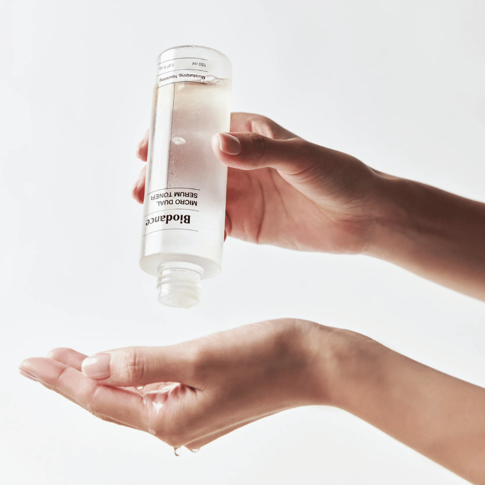 Biodance Micro Dual Serum Toner aplica-se na mão – toner facial hidratante e nutritivo com sensação de soro para pele seca e sensível