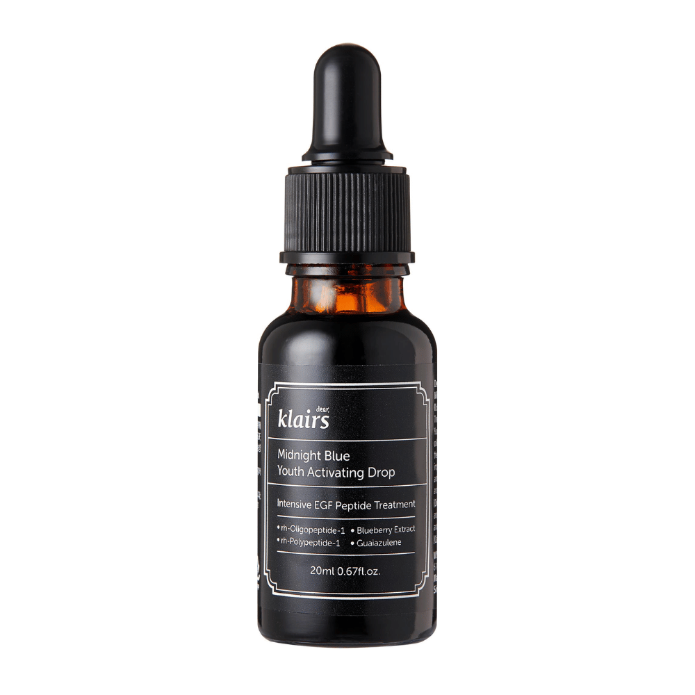 Klairs Midnight Blue Youth Activating Drop em uma garrafa de vidro escuro com conta-gotas. O produto contém peptídeos EGF, extrato de mirtilo e guaiazuleno para promover a elasticidade da pele e combater os sinais de envelhecimento.