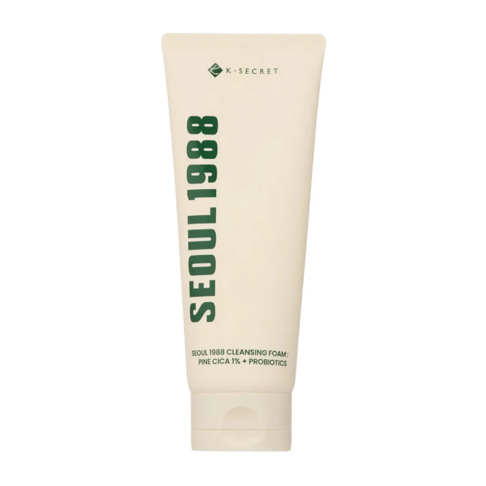 SEOUl 1988 Cleansing Foam - Pine Cica 1% + Probióticos
Uma espuma de limpeza profunda enriquecida com Pine Cica e probióticos para acalmar e equilibrar a pele. Perfeita para remover impurezas e restaurar a barreira de hidratação natural da pele sem ressecar. Adequada para todos os tipos de pele, inclusive pele sensível.