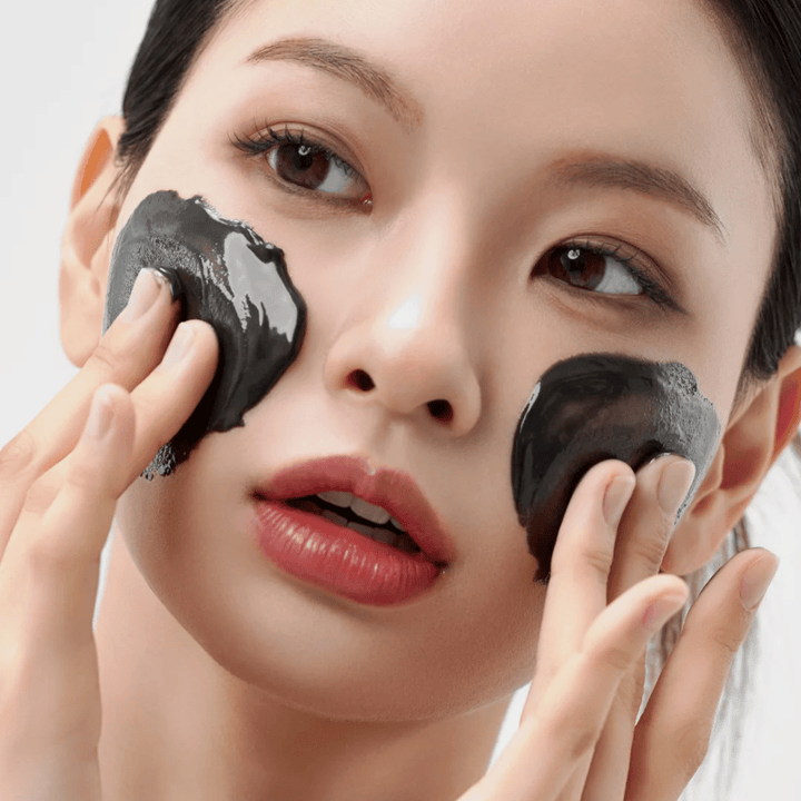 Close-up da aplicação de Como Midnight Soothing Cleansing Balm no rosto. Bálsamo de limpeza suave que dissolve impurezas e proporciona uma sensação de pele calma.