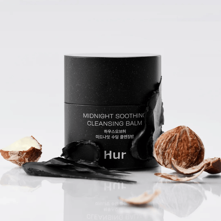 Como Midnight Soothing Cleansing Balm com textura de bálsamo e ingredientes naturais. Limpeza facial suave que acalma a pele e remove a maquiagem.