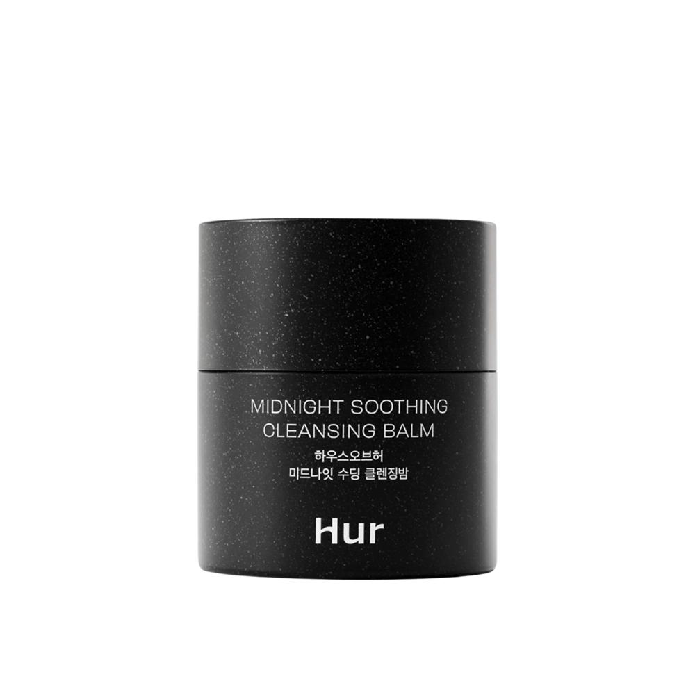 Como Midnight Soothing Cleansing Balm em fundo branco. Bálsamo de limpeza suave que derrete maquiagem, protetor solar e sebo sem ressecar a pele.