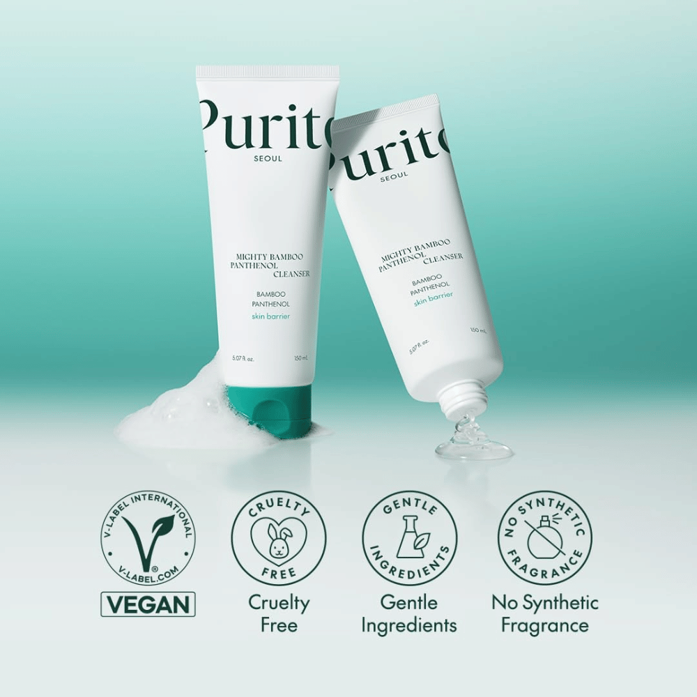 Duas embalagens de Purito Mighty Bamboo Panthenol Cleanser são exibidas com espuma, juntamente com ícones para fórmula vegana, cruelty-free e sem perfume.