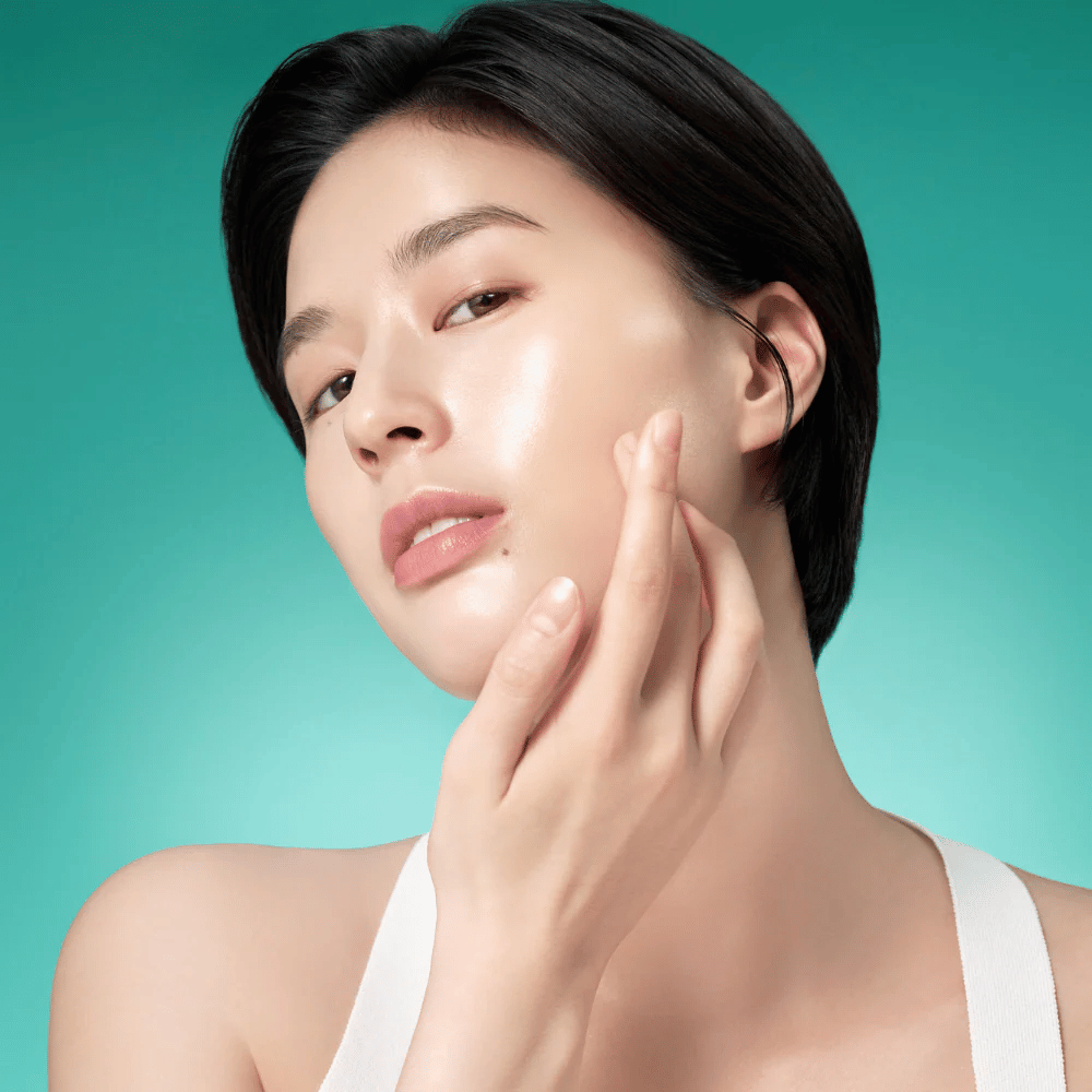 Mulher com pele radiante após usar Purito Mighty Bamboo Panthenol Serum – soro calmante e hidratante que fortalece a barreira da pele.