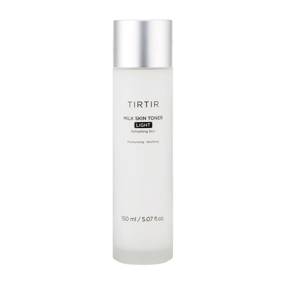 Uma imagem de um produto de cuidados com a pele de TIRTIR, "Milk Skin Toner Light". A garrafa é branca e elegante com texto que descreve o tônico como refrescante, hidratante e calmante. A quantidade de conteúdo é de 150 ml ou 5.07 fl. oz.