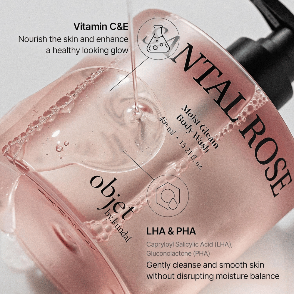 Objet by KUNDAL Santal Rose Moist Gleam Body Wash com vitaminas C e E, bem como LHA e PHA esfoliantes.