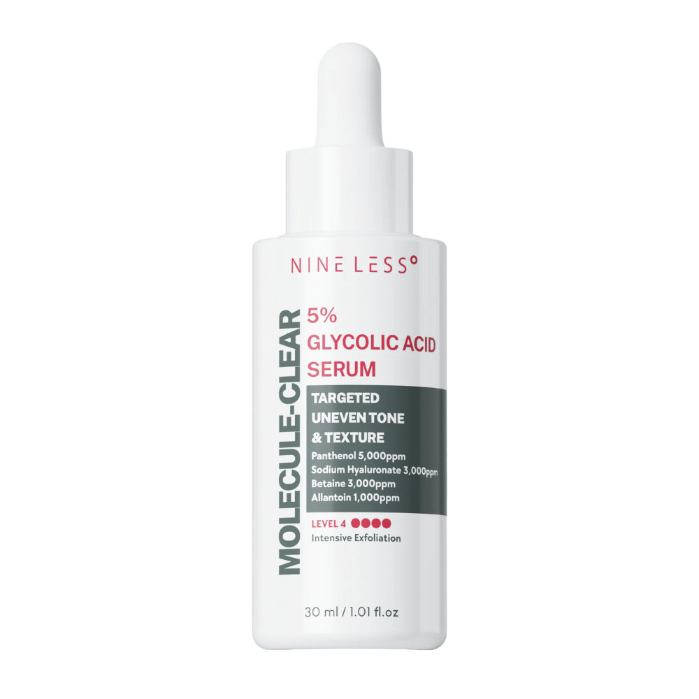 Nine Less Molecule-Clear 5% Glycolic Acid Serum em frasco branco com conta-gotas, 30 ml. Sérum esfoliante para tom de pele e textura irregulares com pantenol, ácido hialurônico, betaína e alantoína.