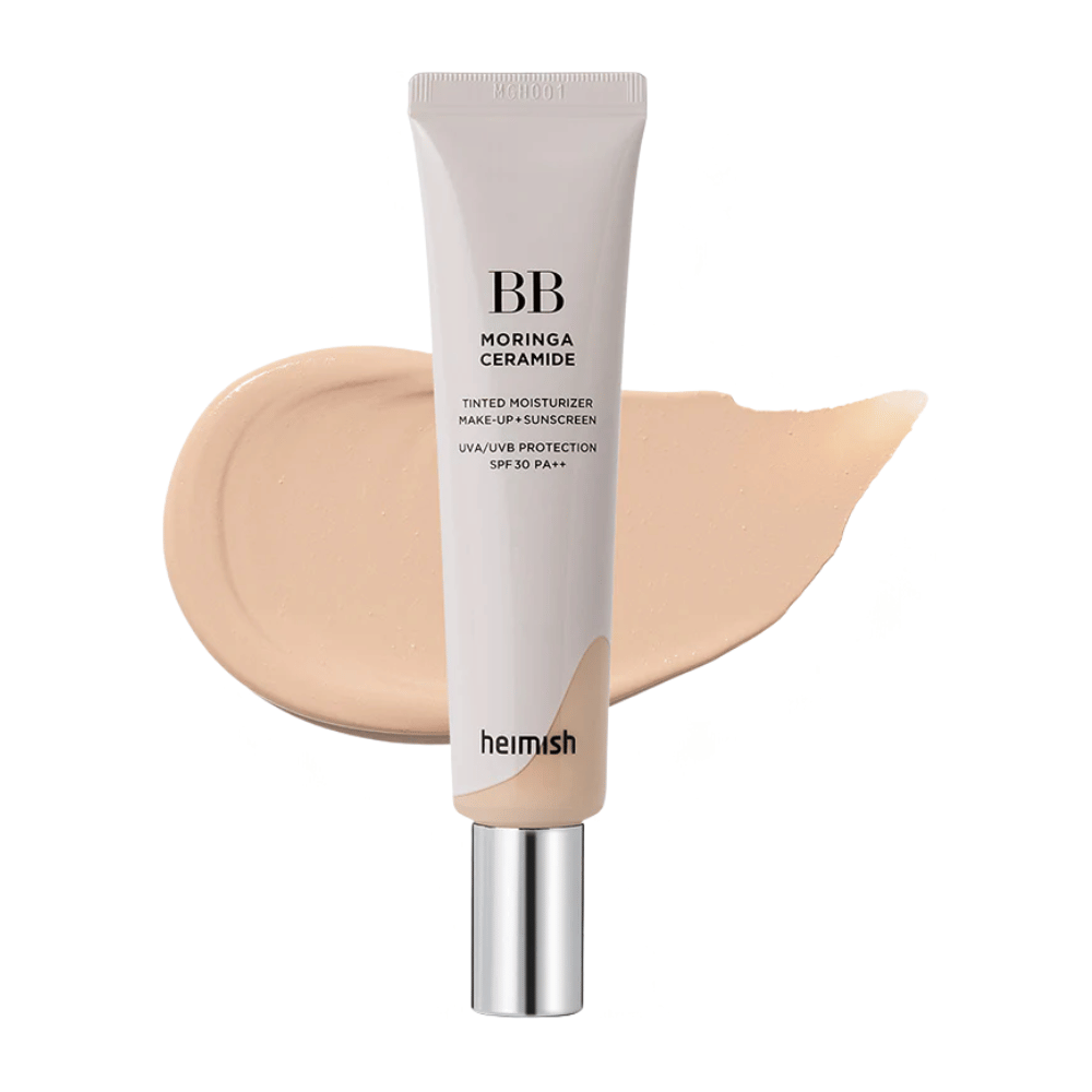 Imagem do produto de Heimish Moringa Ceramide BB Cream diante de uma amostra de tom claro. A imagem foca-se num tom mais claro e mostra o acabamento suave e natural que o BB cream proporciona à pele.