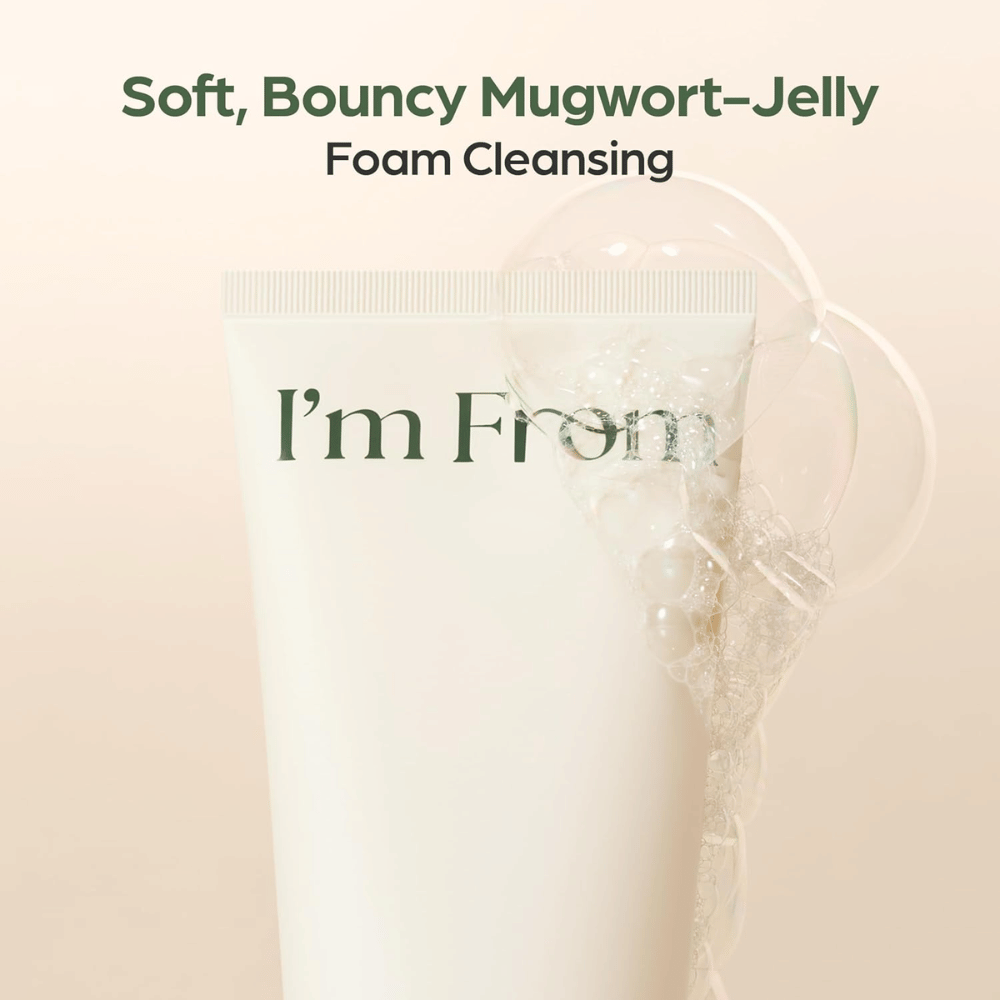 I'm From Mugwort Gel Cleanser com textura de gel macia que forma espuma de limpeza. Grande plano de um tubo bege com bolhas de espuma transparentes.