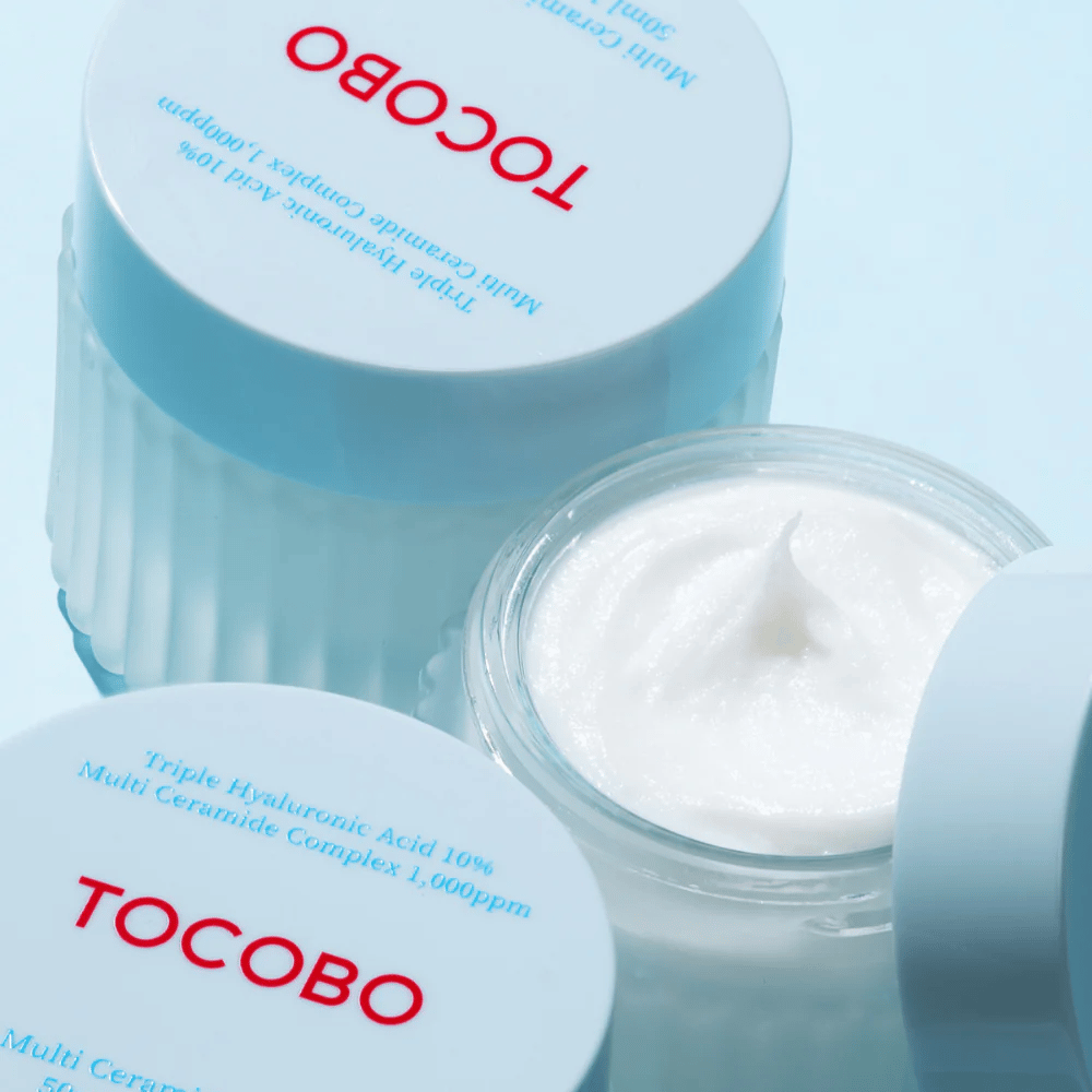 A imagem mostra "Multi Ceramide Cream" de TOCOBO, que é um creme hidratante com triplo ácido hialurônico e um complexo de várias ceramidas. O produto é destinado a hidratar intensamente e fortalecer a barreira da pele.