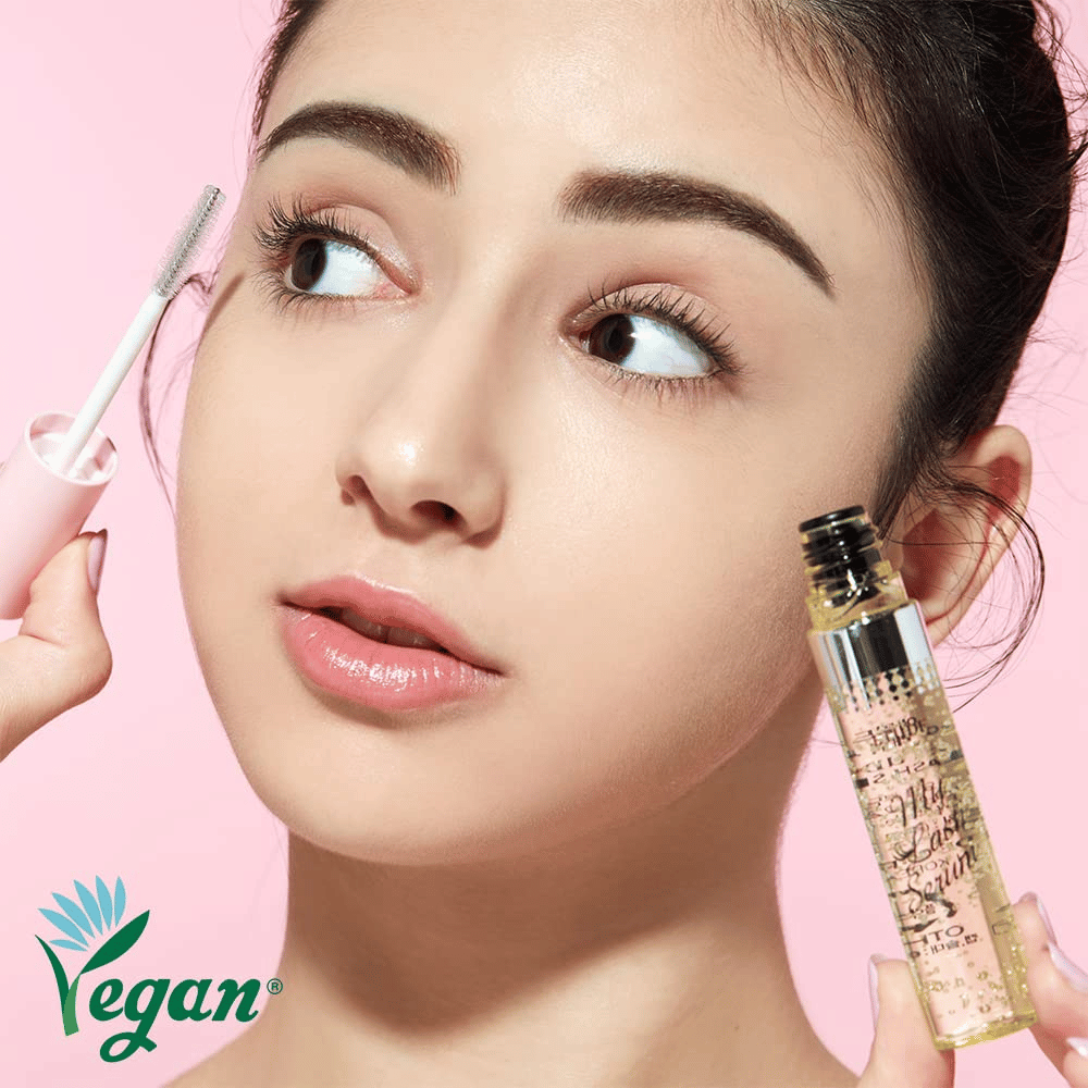 Modelo aplica My Lash Serum vegano com pincel nos cílios – soro coreano para cílios que fortalece, cuida e promove o crescimento dos cílios.