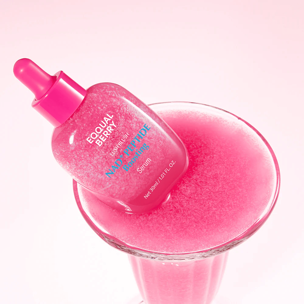 EqualBerry Lush Blush NAD+ Peptide Boosting Serum 30 ml – sérum anti-idade iluminador com peptídeos em imagem de produto criativa