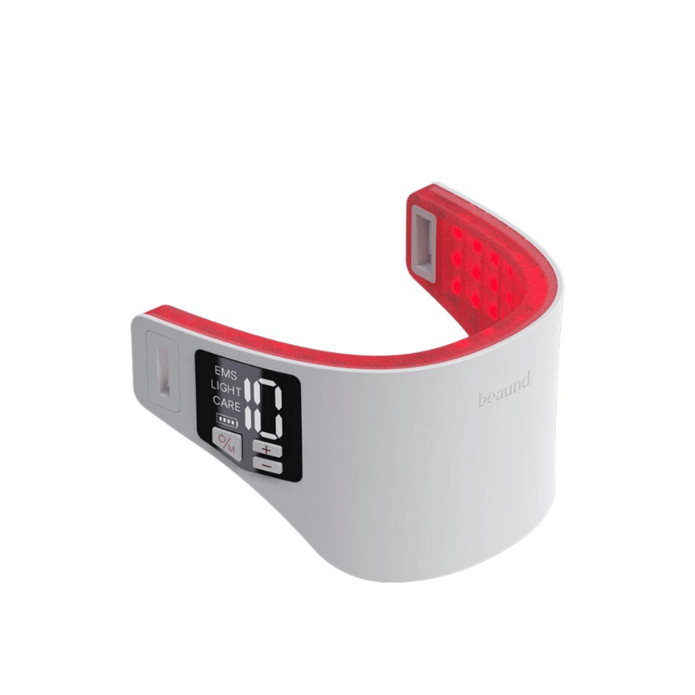 Beaund Neckcera com terapia de luz LED vermelha ativada. Os pontos de luz vermelha no interior mostram a área de tratamento direcionada para a pele do pescoço.