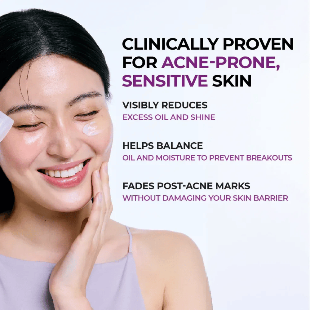 Modelo a aplicar o creme na bochecha. A imagem destaca a capacidade clinicamente comprovada do produto para reduzir o brilho, equilibrar os níveis de oleosidade e hidratação da pele, bem como reduzir a visibilidade das marcas de acne.