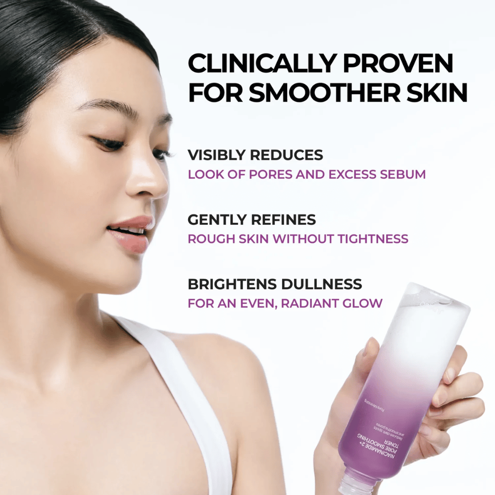 Modelo a segurar JUMISO Niacinamide 2+ Pore Smoothing Toner ao lado do rosto. A imagem destaca a capacidade clinicamente comprovada do produto para reduzir os poros visíveis, uniformizar a textura da pele e dar mais luminosidade à pele.