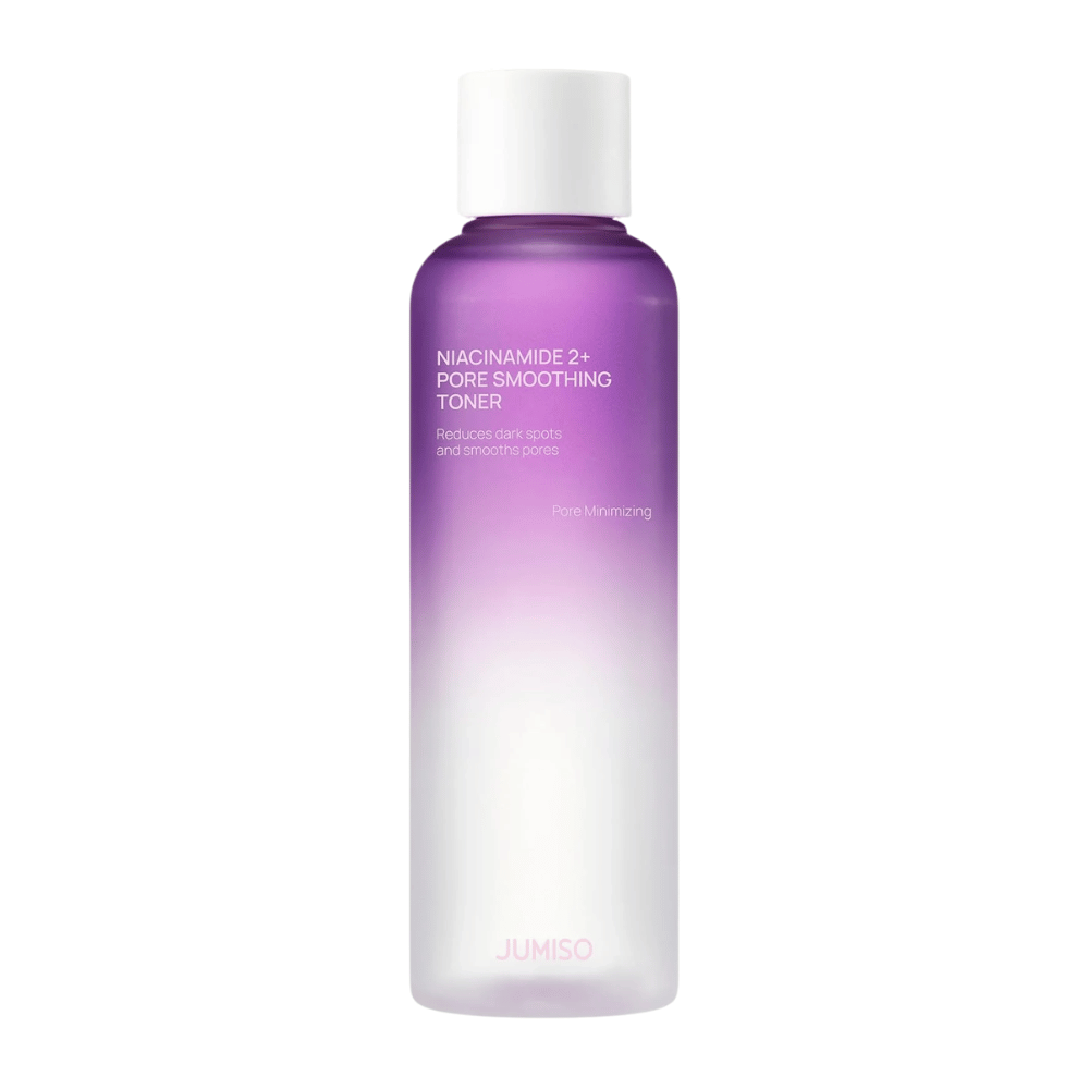 Imagem do produto de JUMISO Niacinamide 2+ Pore Smoothing Toner sobre um fundo claro. O frasco roxo e branco destaca o foco do produto no refinamento dos poros, num tom de pele mais uniforme e na redução da visibilidade das manchas escuras.
