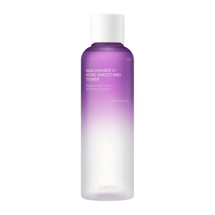 Imagem do produto de JUMISO Niacinamide 2+ Pore Smoothing Toner sobre um fundo claro. O frasco roxo e branco destaca o foco do produto no refinamento dos poros, num tom de pele mais uniforme e na redução da visibilidade das manchas escuras.