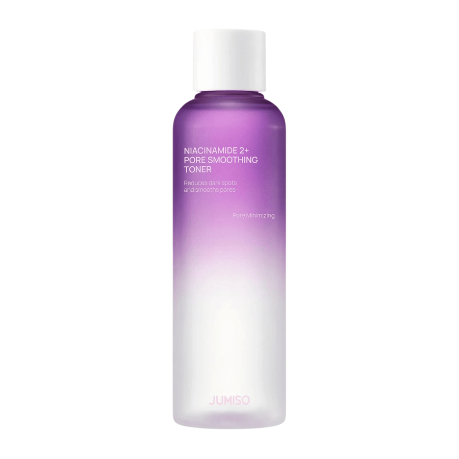 Imagem do produto de JUMISO Niacinamide 2+ Pore Smoothing Toner sobre um fundo claro. O frasco roxo e branco destaca o foco do produto no refinamento dos poros, num tom de pele mais uniforme e na redução da visibilidade das manchas escuras.