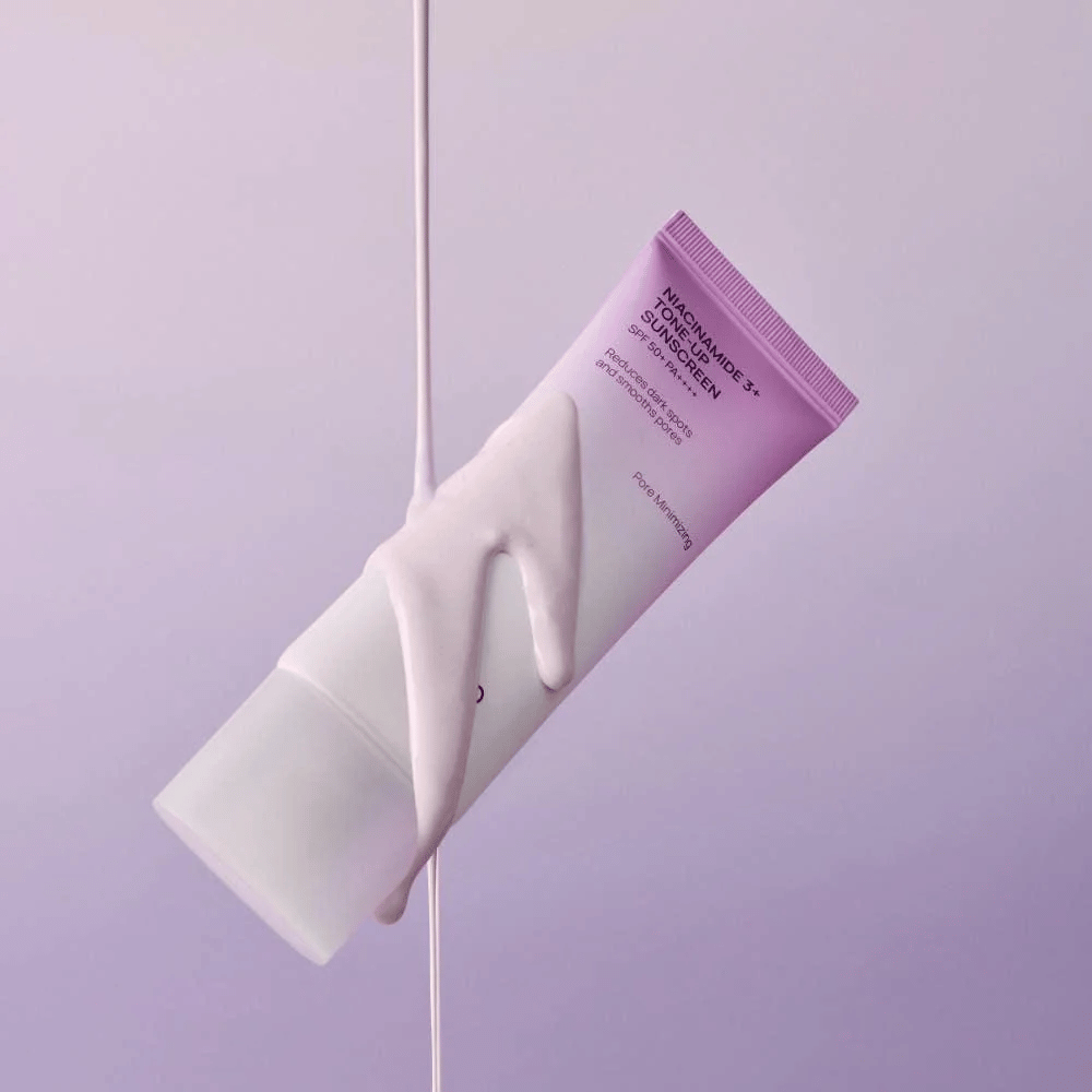 JUMISO Niacinamide 3+ Tone-Up Sunscreen SPF50+ PA++++ com fórmula leve que proporciona proteção UV de largo espetro e um efeito tone-up iluminador.