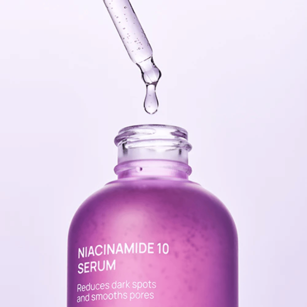 Close-up da garrafa e pipeta com Jumiso Niacinamide 10 Serum. Gota transparente de fórmula leve que é rapidamente absorvida pela pele.