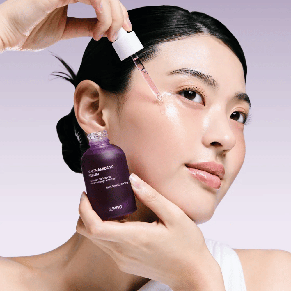 Mulher aplica Jumiso Niacinamide 20 Serum – soro coreano iluminador que uniformiza o tom da pele e reduz manchas de pigmentação.