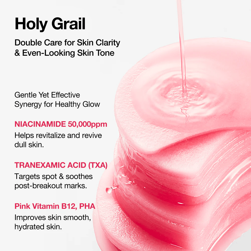 Pads de toner rosa com líquido derramado de cima, com ingredientes chave como niacinamida 50.000 ppm, ácido tranexâmico e vitamina B12 para tom de pele uniforme e hidratação.