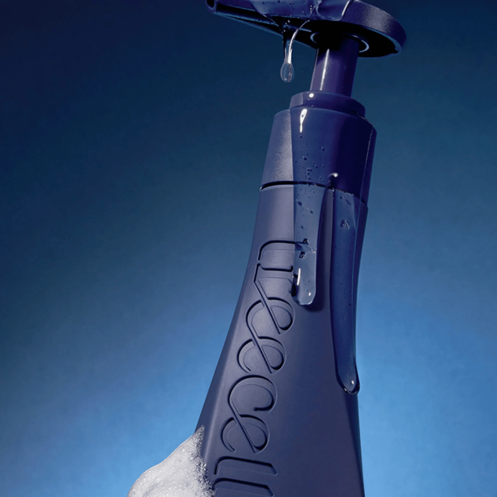 Imagem de produto escura e exclusiva de Treecell Night Collagen Shampoo com gotas de água e espuma que realçam as propriedades hidratantes e de limpeza.
