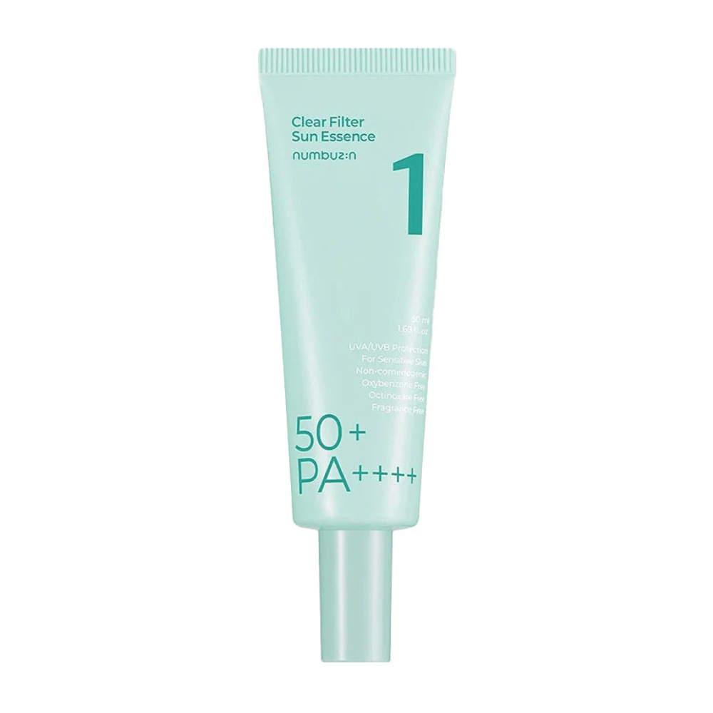 Um tubo azul-claro com No.1 Clear Filter Sun Essence SPF 50+ PA++++. É projetado para pele sensível e oferece alta proteção contra raios UVA e UVB. O produto é livre de ingredientes comedogênicos, oxibenzona, octinoxato e perfume. O tubo contém 50 ml.