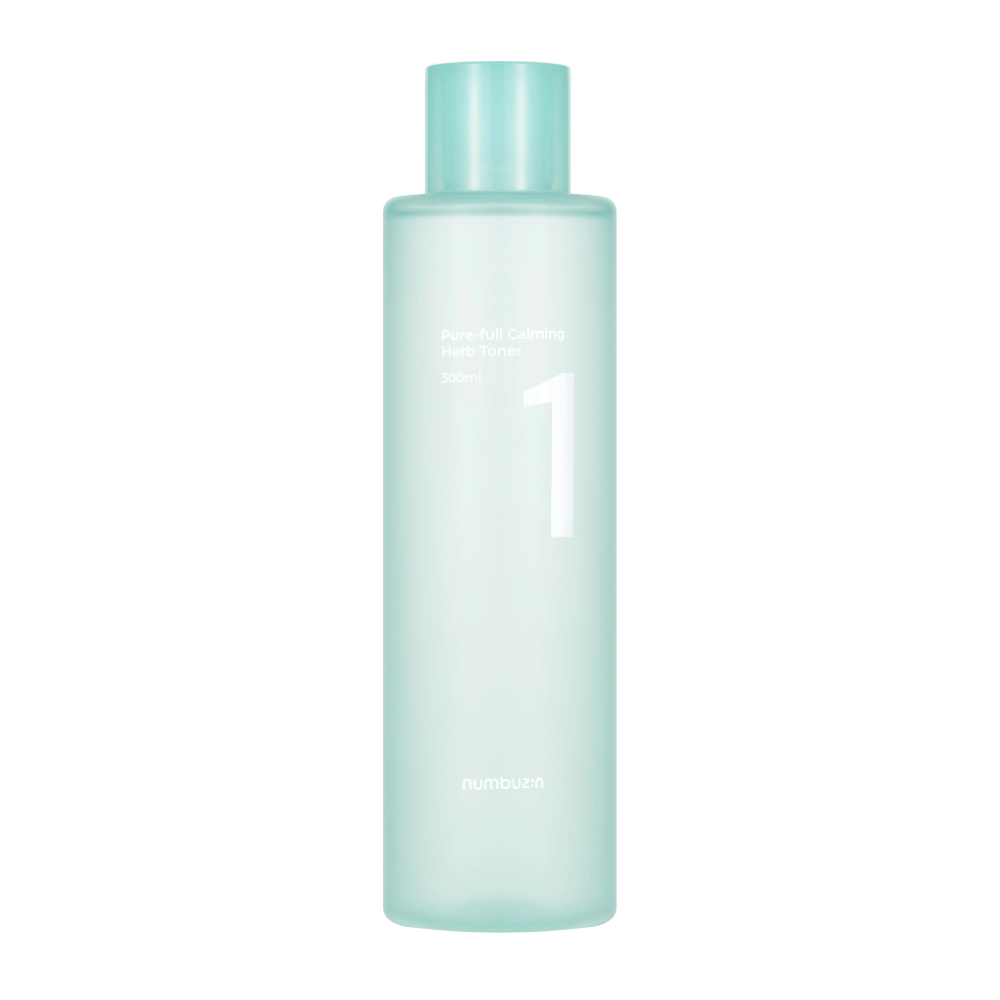 Uma garrafa com No.1 Pure-Full Calming Herb Toner em um design transparente azul-claro. A garrafa tem uma tampa azul-claro e um rótulo com o texto "Pure-full Calming Herb Toner" e "300ml". O produto tem uma aparência minimalista e transmite uma impressão fresca e calmante.
