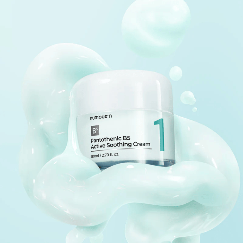 Numbuzin No.1 Pantothenic B5 Active Soothing Cream 80 ml i ljusgrön burk med vit lock, omgiven av mjuka vågor av ljusgrön krämig textur mot ljusblå bakgrund.