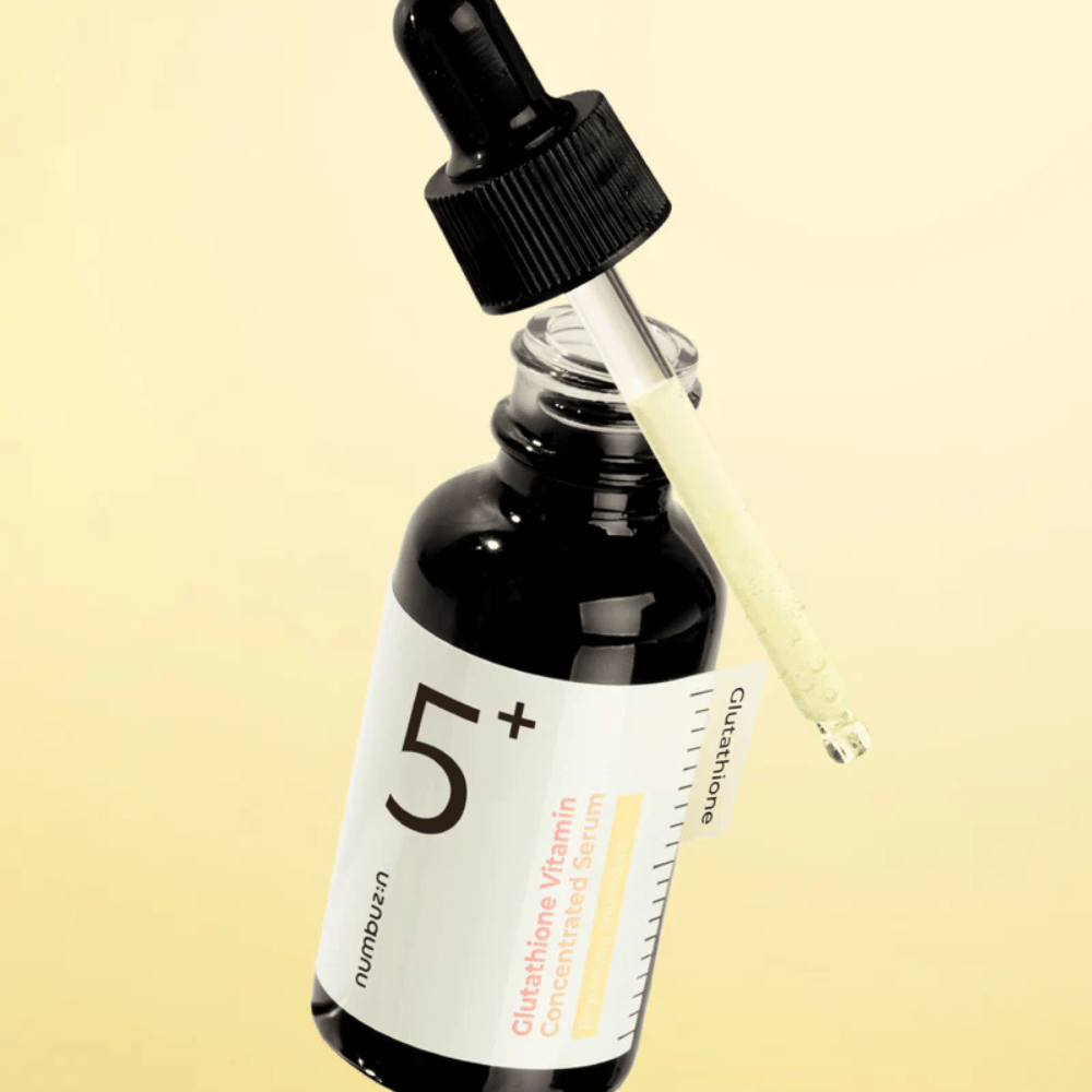Garrafa com conta-gotas de Numbuzin No.5+ Glutathione Vitamin Concentrated Serum. Fórmula leve para uma pele mais clara e radiante.