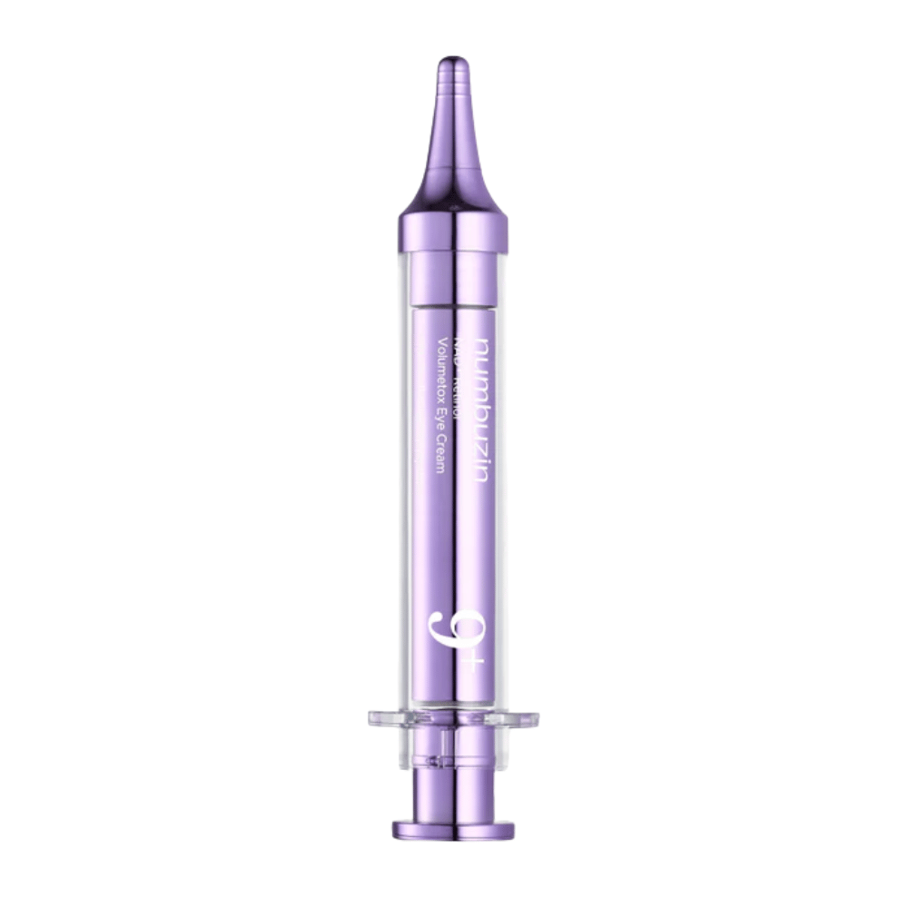 Imagem do produto No.9 NAD+ Retinol Volumetox Eye Cream em embalagem de caneta roxa sobre fundo branco, um creme para os olhos coreano com retinol e peptídeos para maior elasticidade.