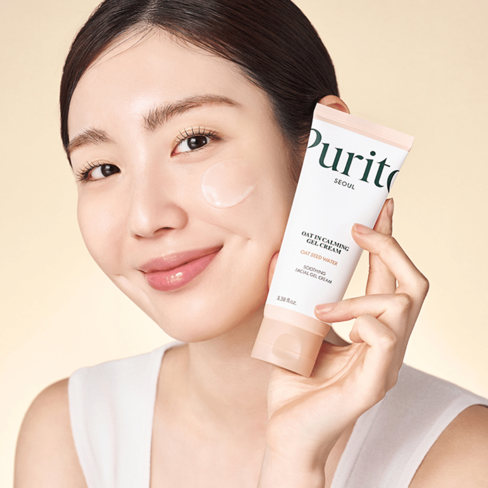 Mulher aplica Purito Oat-In Calming Gel Cream no rosto. Gel creme suave e hidratante para pele sensível e irritada.