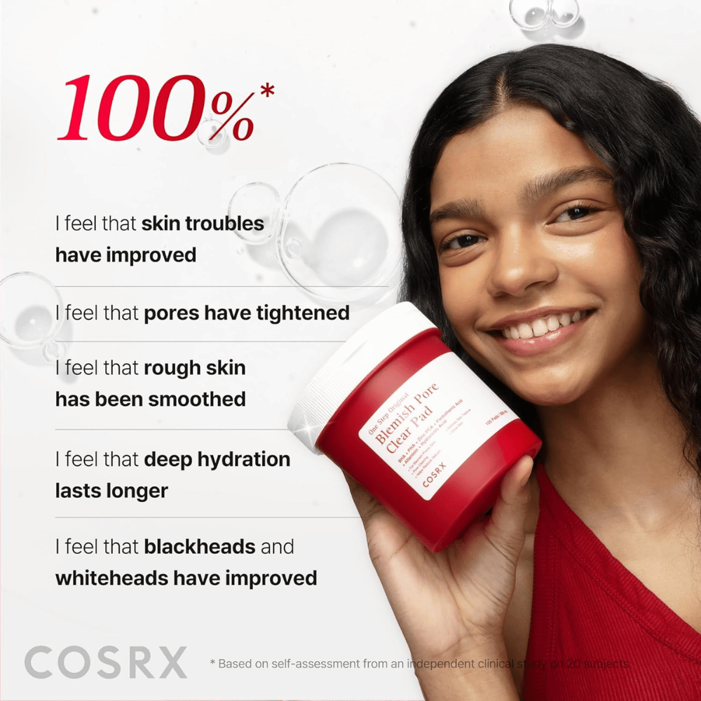 Modelo segura COSRX One Step Original Blemish Pore Clear Pad com foco na melhoria da textura da pele, dos poros, na hidratação e na redução das imperfeições.