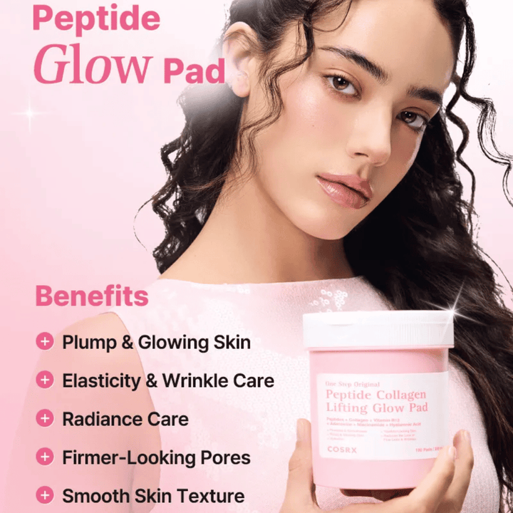 Modelo segura COSRX Peptide Collagen Lifting Glow Pad com foco em glow, firmeza, elasticidade da pele e textura da pele melhorada.