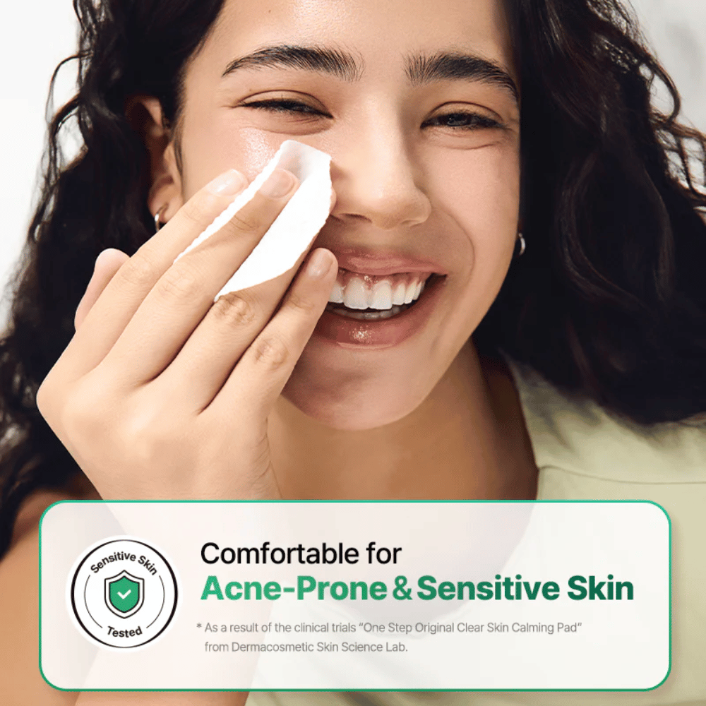 Modelo usa COSRX One Step Original Clear Skin Calming Pad na pele, com foco na pele sensível e com tendência acneica.