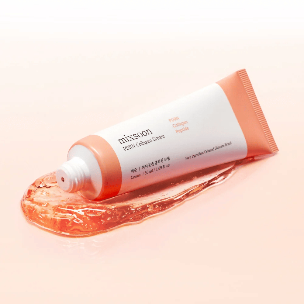 Mixsoon PDRN Collagen Cream em um fundo suave e tonalizado com fórmula transparente. O produto proporciona hidratação intensa e melhora a textura da pele.