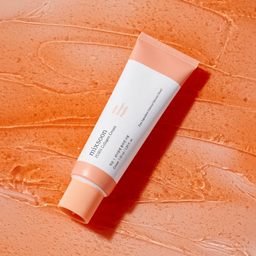 Mixsoon PDRN Collagen Cream está sobre um fundo laranja brilhante. Um creme facial nutritivo com PDRN, colágeno e peptídeos para uma pele mais firme.