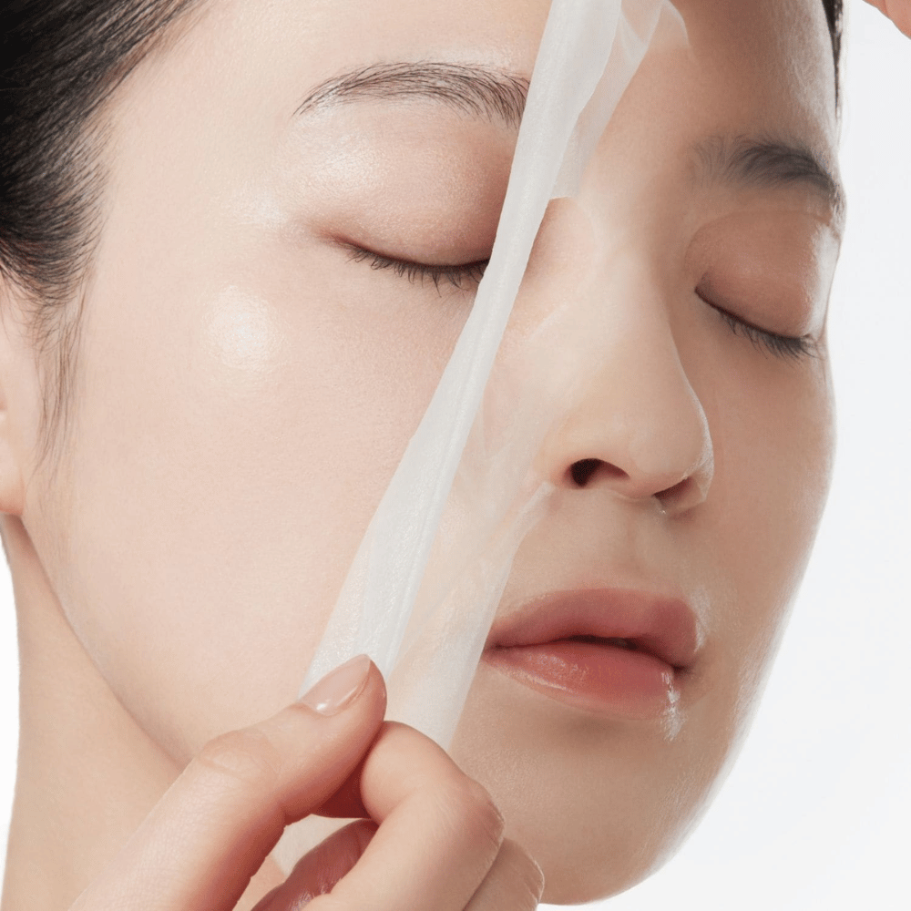 3. Anua PDRN Hyaluronic Acid Capsule 100 Serum Mask – grande plano de Sheet mask hidratante a ser aplicada no rosto