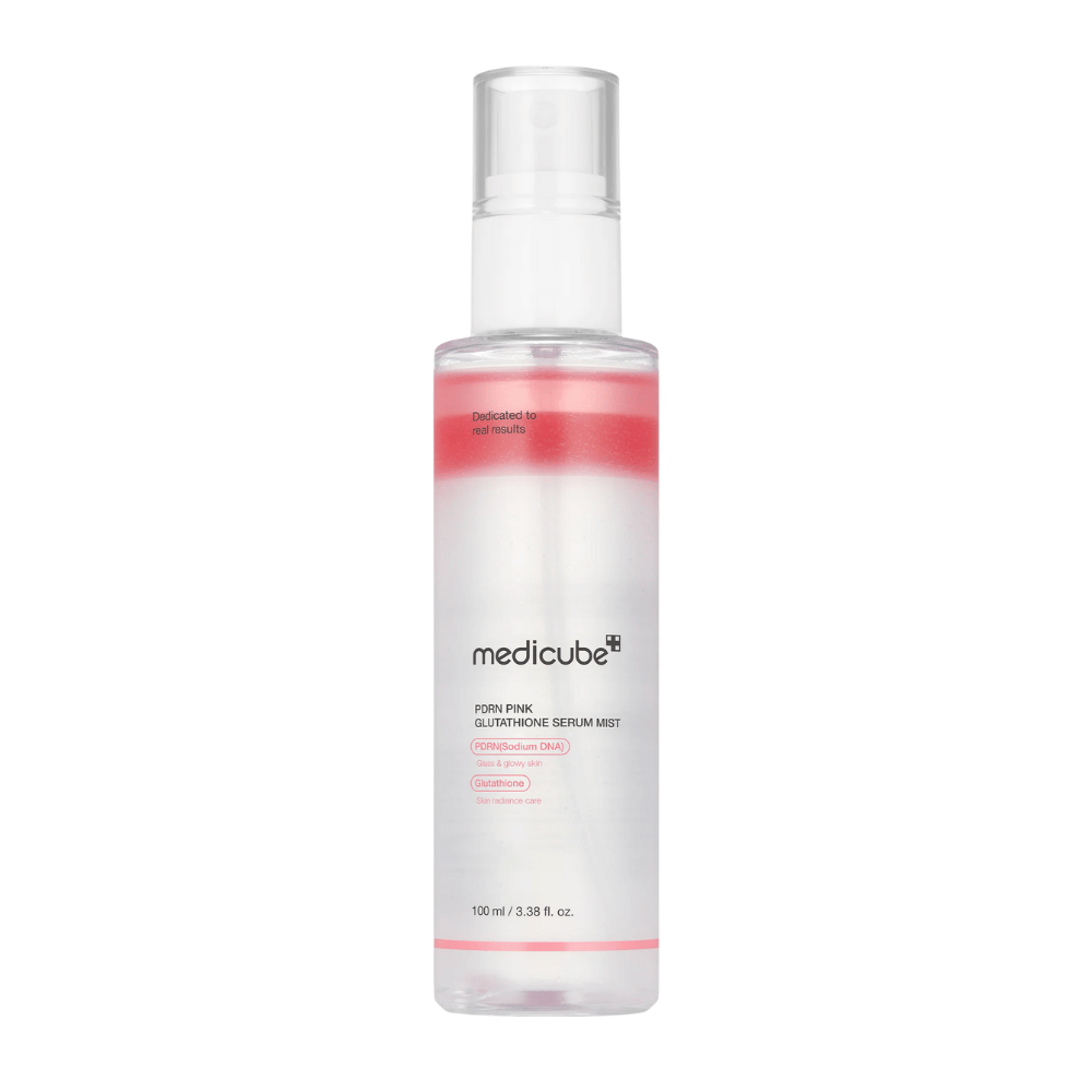 Medicube PDRN Pink Glutathione Serum Mist – spray facial em frasco transparente com camada rosa, projetado para brilho, hidratação e elasticidade melhorada da pele.