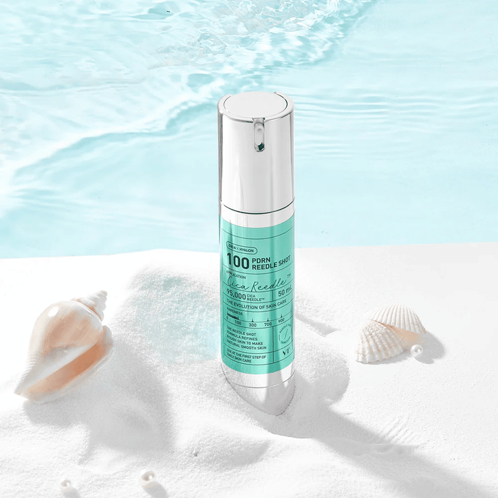 VT Cosmetics PDRN Reedle Shot 100 produto colocado num ambiente de areia com tema marinho que simboliza hidratação, efeito calmante e melhoria da pele