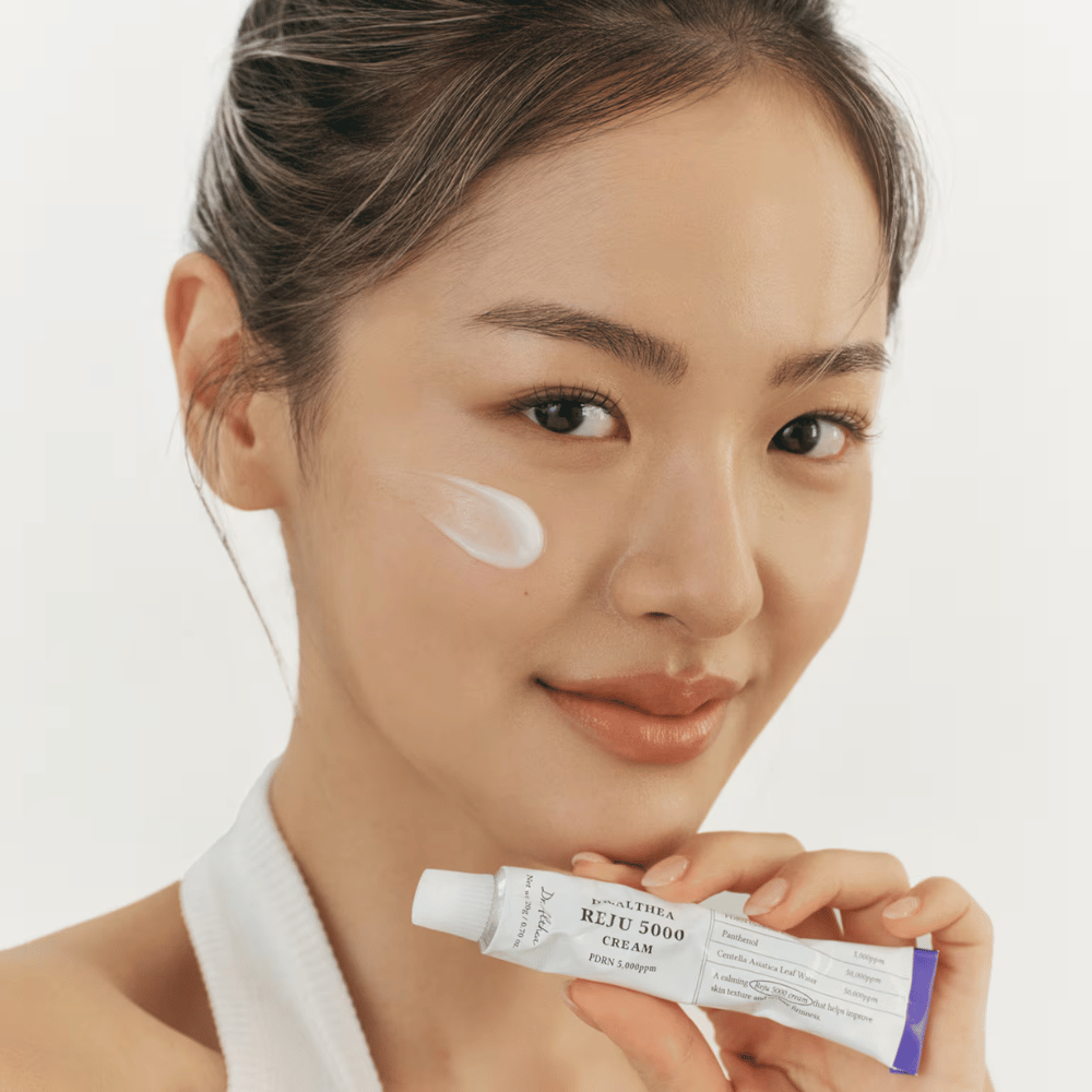 Dr. Althea Reju 5000 Cream PDRN 5000ppm aplicado na pele – creme facial calmante e fortalecedor de barreira para pele sensível