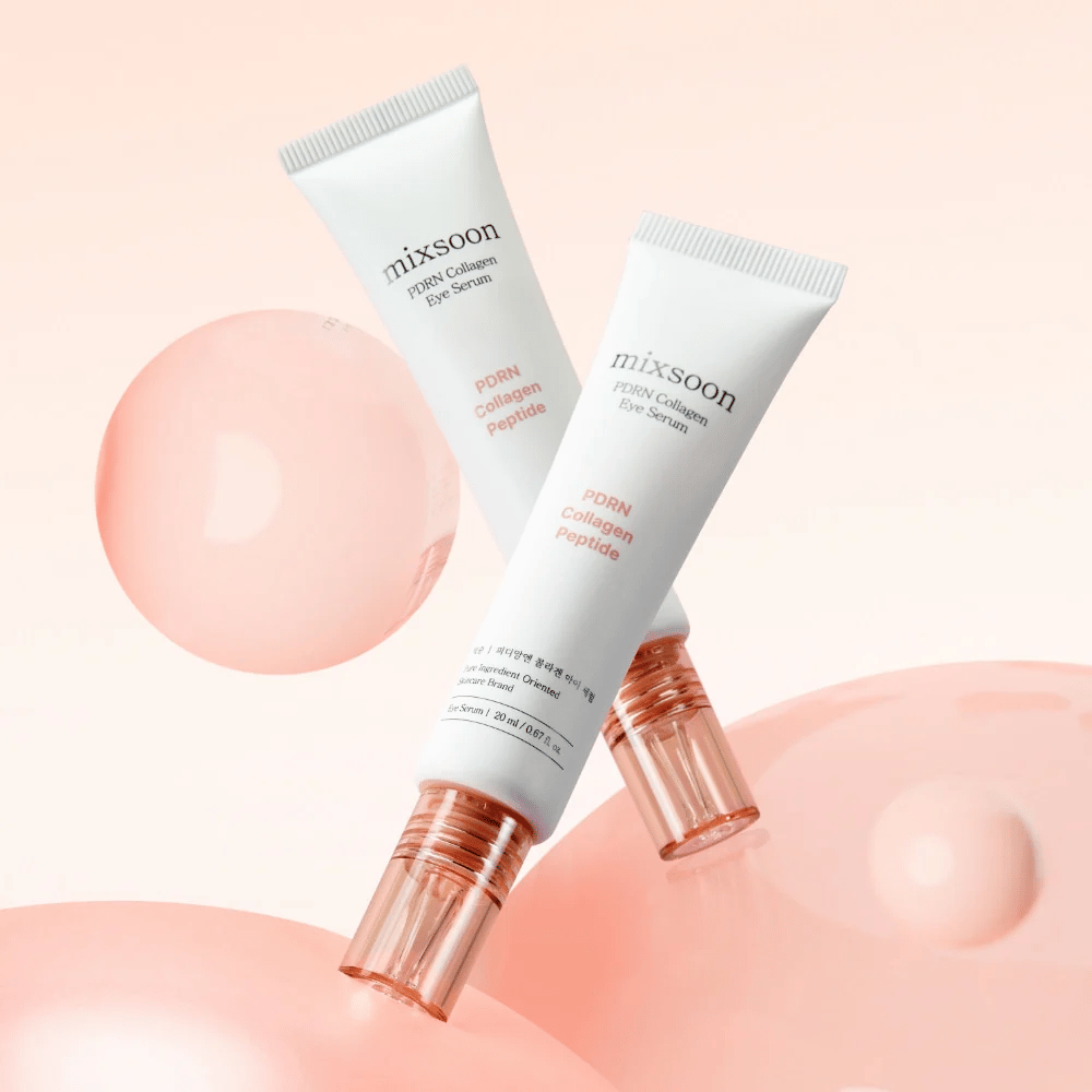 Mixsoon PDRN Collagen Eye Serum contra um fundo com bolhas rosa. Um sérum para os olhos iluminador com PDRN, colágeno e peptídeos.