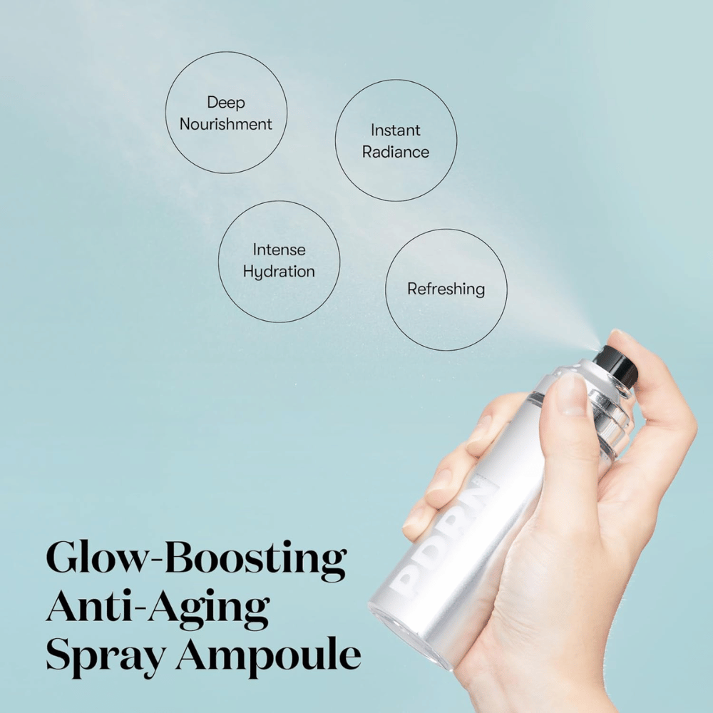 Uma mão borrifa VT PDRN Glow Ampoule de um frasco spray prateado. O texto circundante descreve os benefícios do produto: "Deep Nourishment," "Instant Radiance," "Intense Hydration," e "Refreshing." O produto é comercializado como uma ampola de aumento de brilho e anti-envelhecimento.