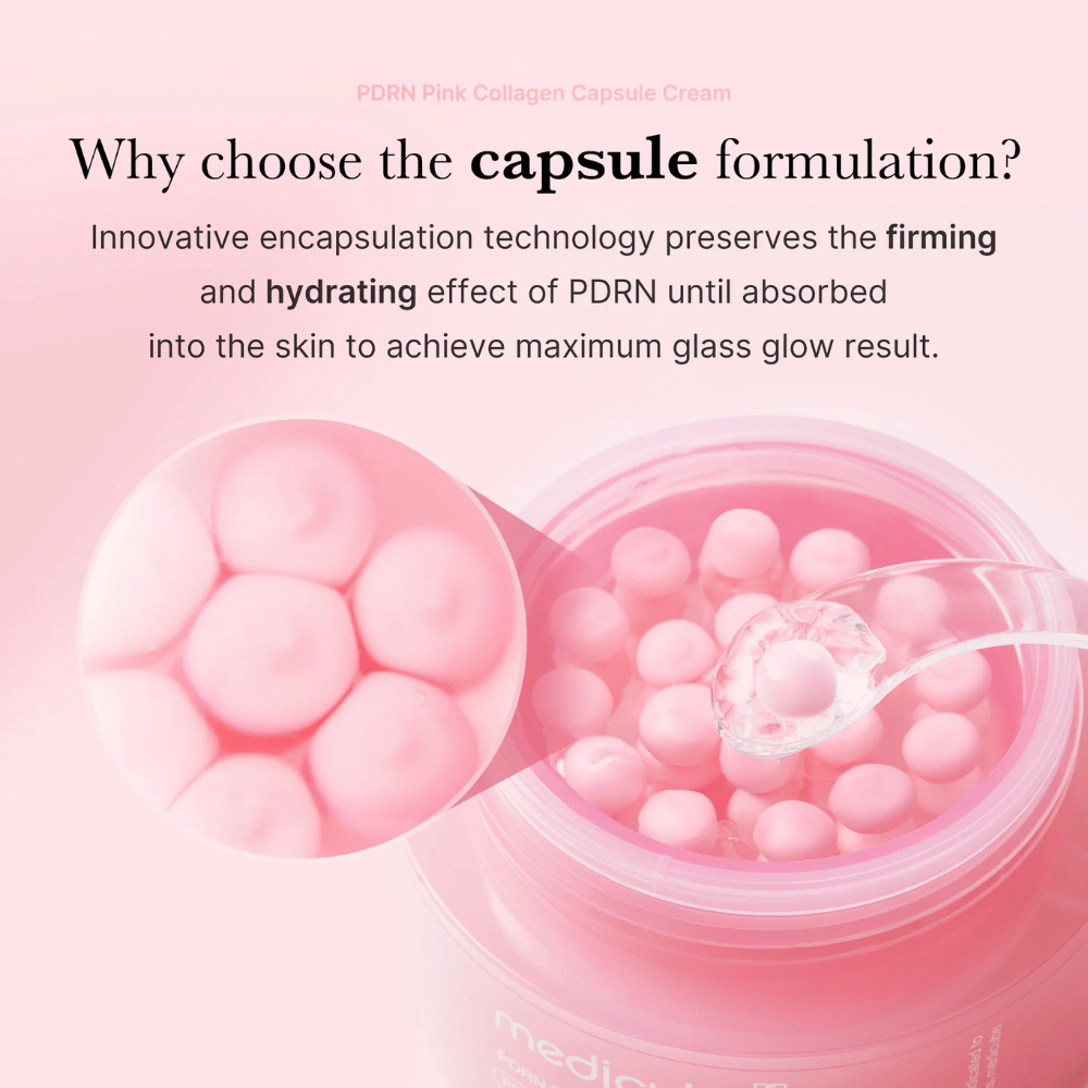 Close-up de cápsulas rosa em Medicube PDRN Pink Collagen Capsule Cream, com colher e ampliação mostrando a técnica de encapsulamento para hidratação e elasticidade.