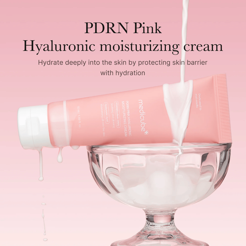 Medicube PDRN Pink Hyaluronic Moisturizing Cream em tubo rosa colocado em uma tigela de vidro, com texto que enfatiza hidratação profunda e proteção da barreira da pele.