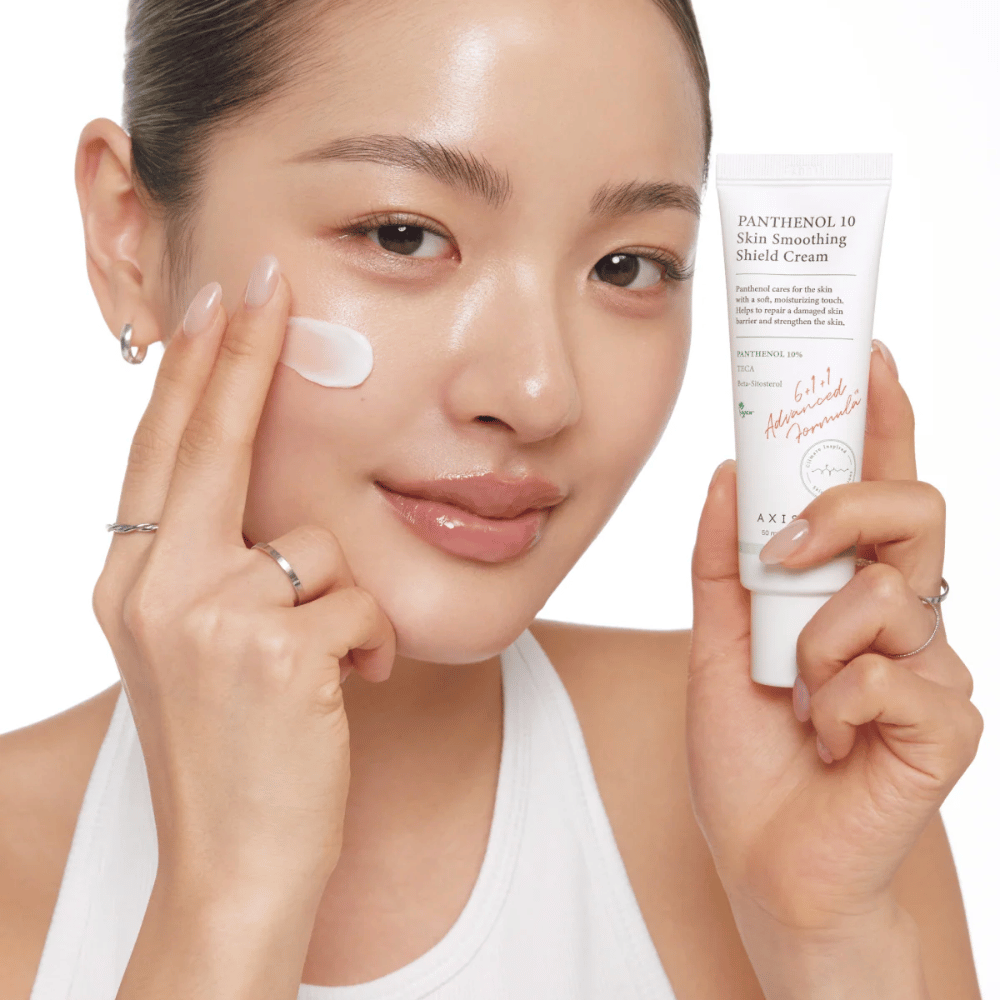 AXIS-Y Panthenol 10 Skin Smoothing Shield Cream aplicado na pele para fortalecer a barreira cutânea