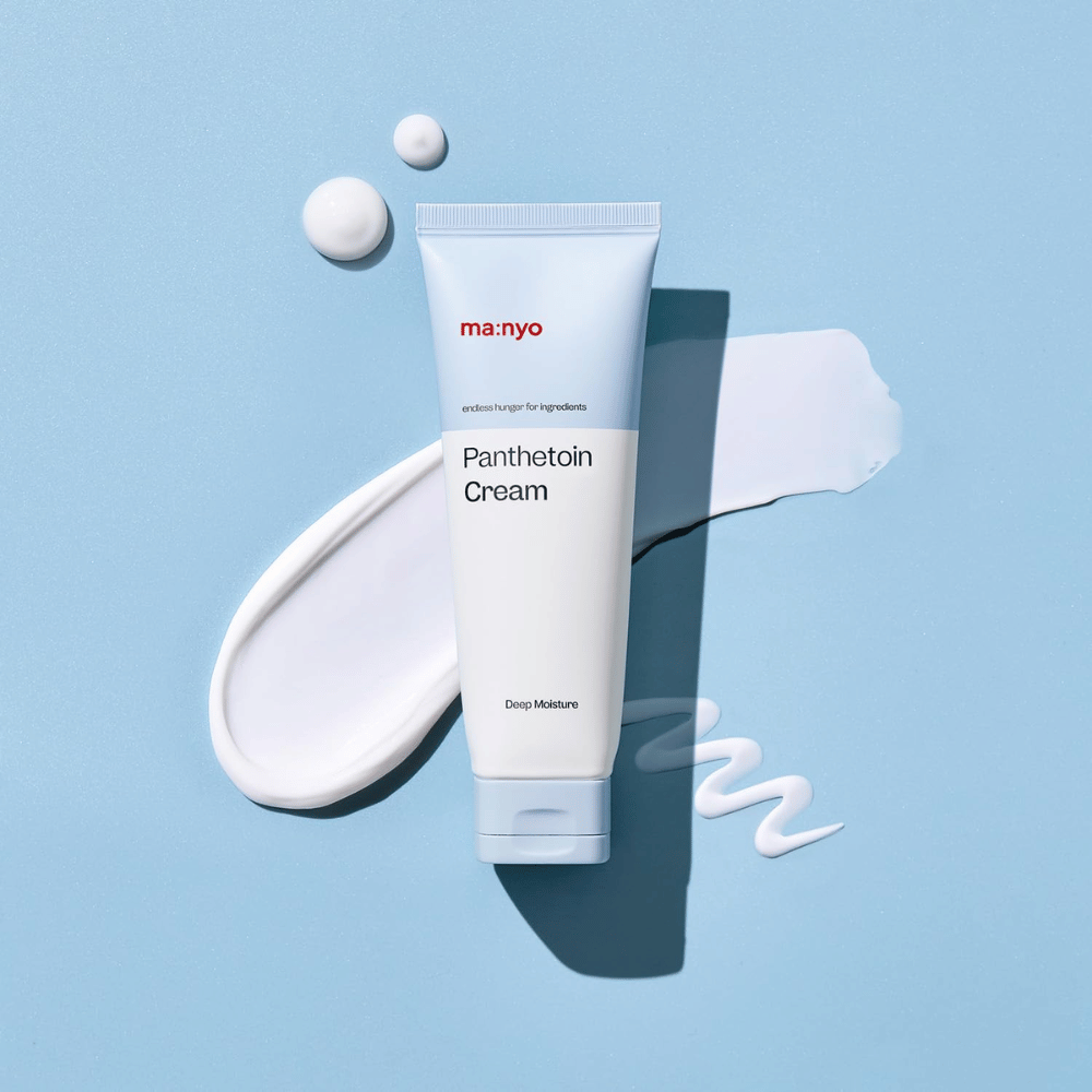 3. Ma:nyo Panthetoin Cream – creme facial para hidratação profunda com textura de creme branco sobre um fundo azul-claro