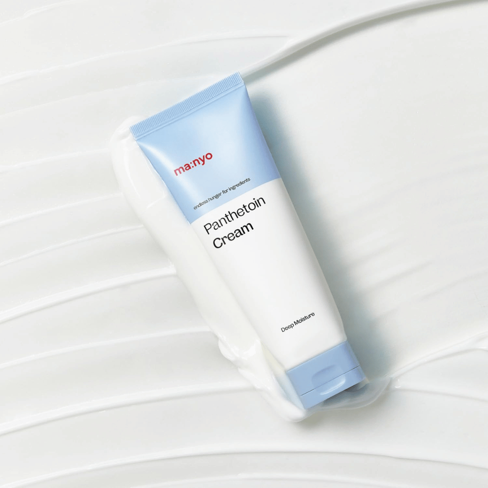 2. Ma:nyo Panthetoin Cream – creme facial hidratante em tubo branco e azul-claro rodeado por uma textura cremosa sobre fundo branco
