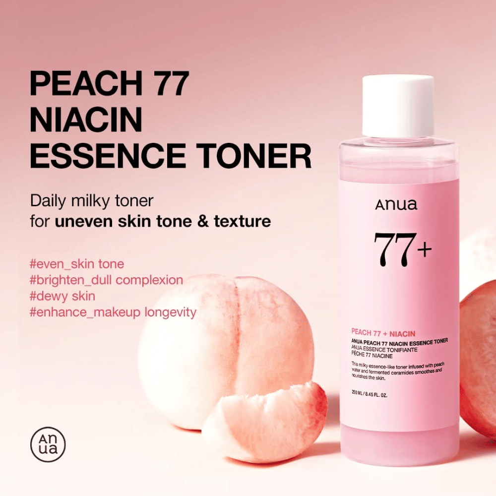 Anua Peach 77 Niacin Essence Toner em garrafa rosa ao lado de pêssegos, com texto destacando benefícios para tom de pele irregular, brilho e durabilidade melhorada da maquiagem.